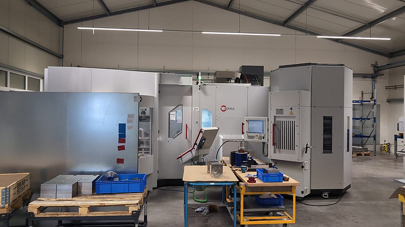CNC-Fräsmaschine mit Palettenwechsler Hermle